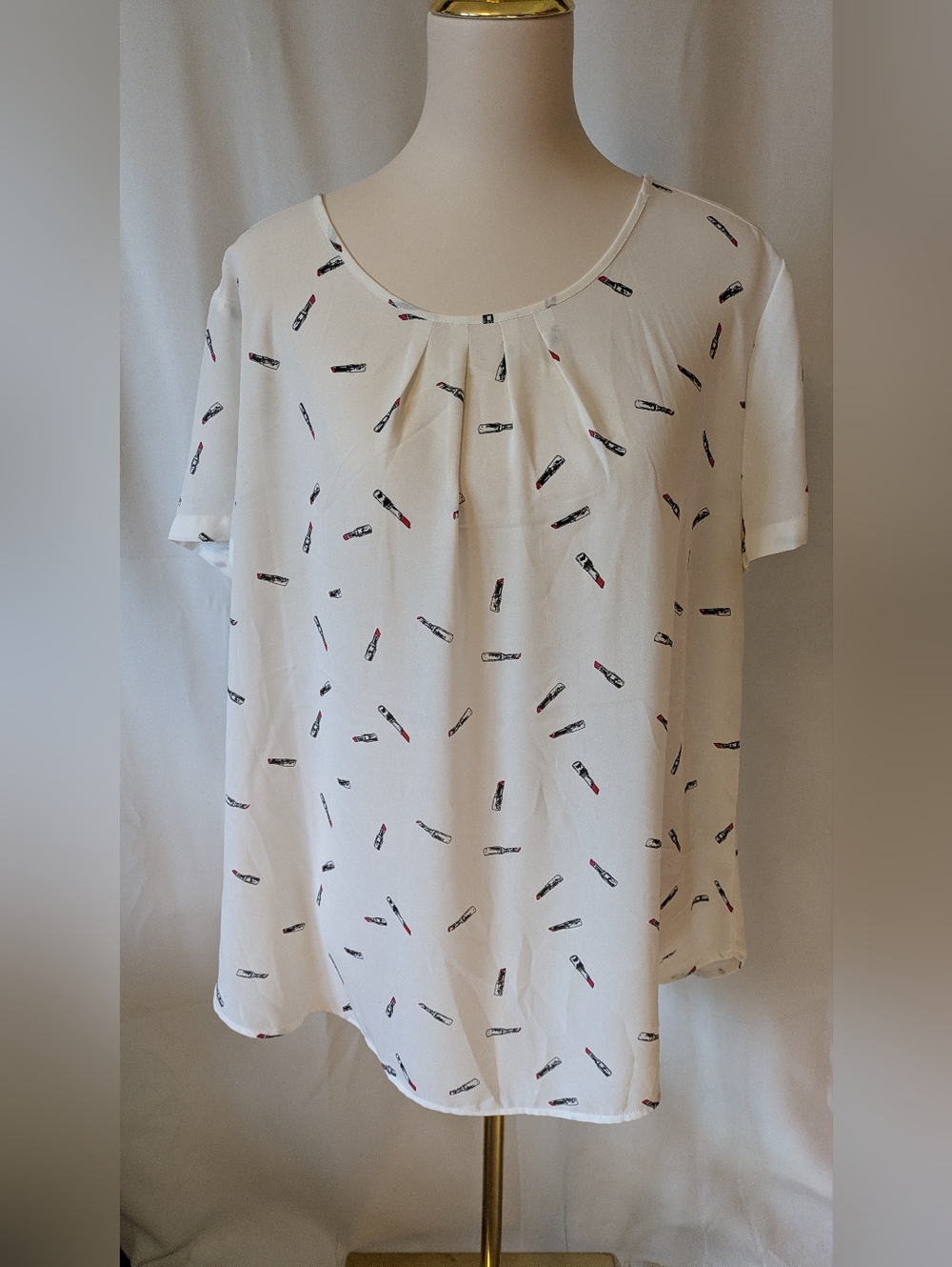 Van Heusen Cream Short-Sleeve Blouse with Lipstick Print